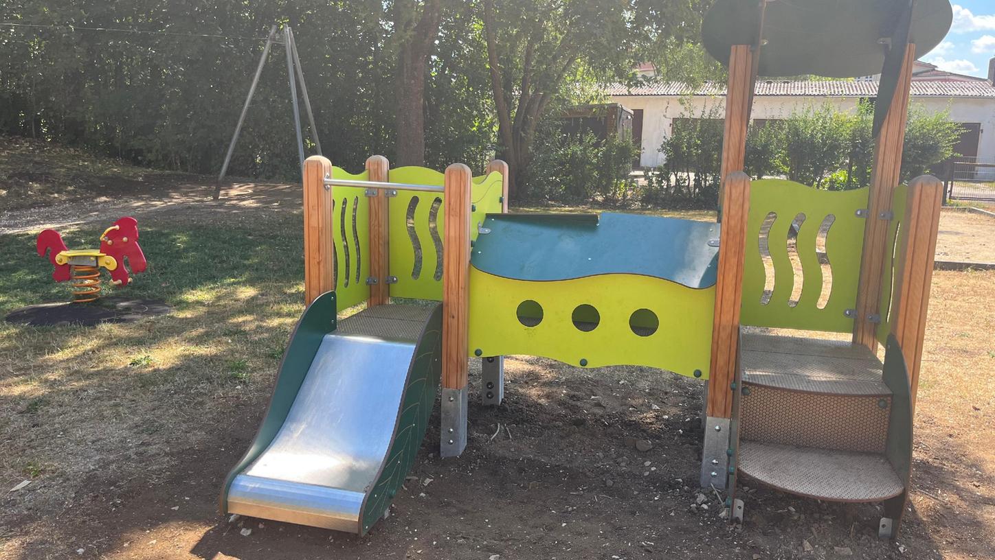 Dieses neue Spielgerät wertet jetzt den Spielplatz an der Denkmalslok in Treuchtlingen auf. Es ist besonders niedrig und absturzsicher gebaut.
Dieses neue Spielgerät wertet jetzt den Spielplatz an der Denkmalslok in Treuchtlingen auf. Es ist besonders niedrig und absturzsicher gebaut.