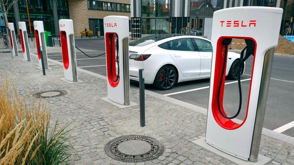 TESLA Supercharger Berlin, DEU, 24.09.2020 - Tesla Model S an einer TESLA Supercharger Station. Tesla hat einen neuen S