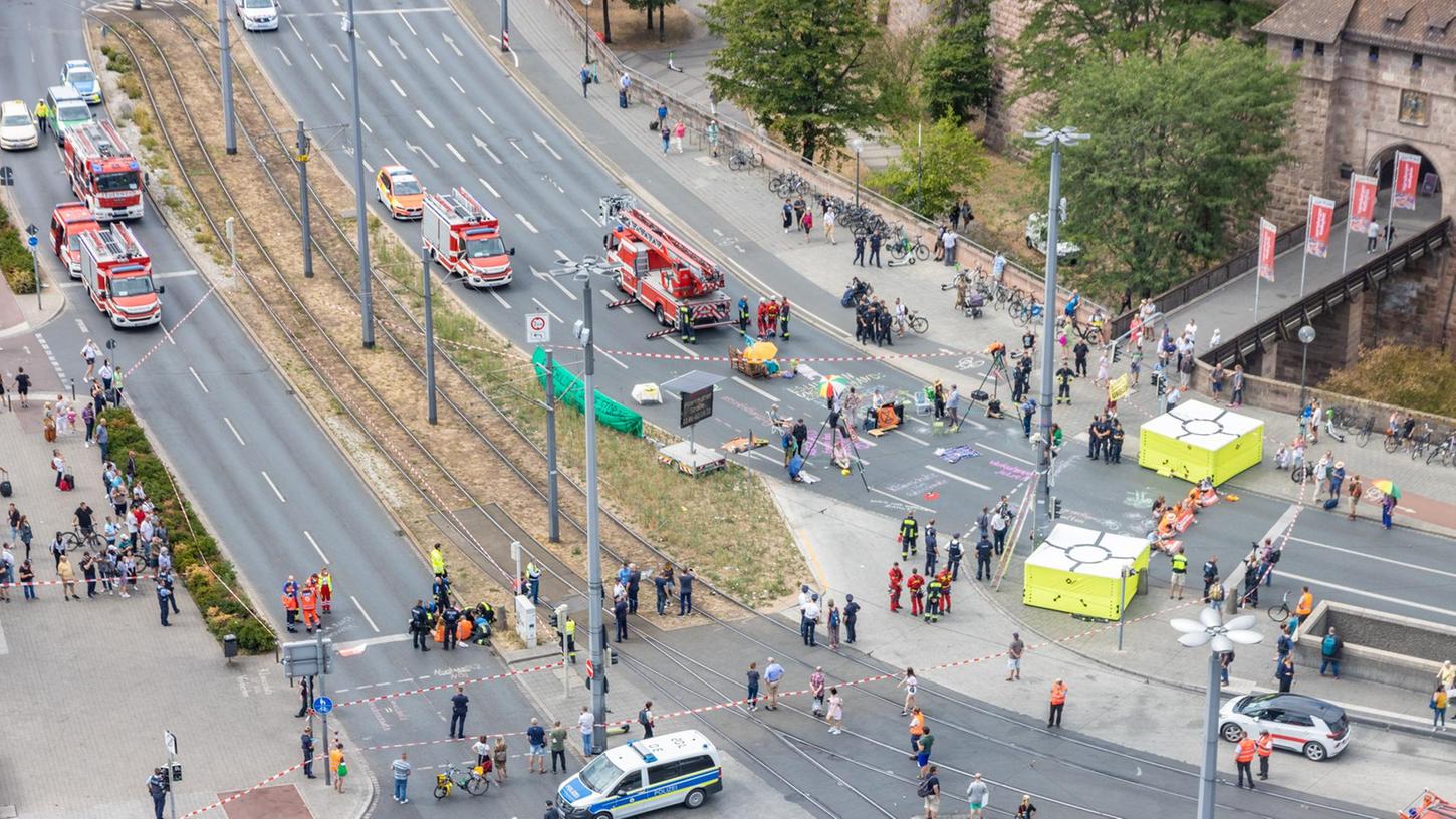 Ein Blick aus der Vogelperspektive auf das Blockade-Geschehen am Dienstagmittag auf dem Altstadt-Ring vor dem Nürnberger Hauptbahnhof. 