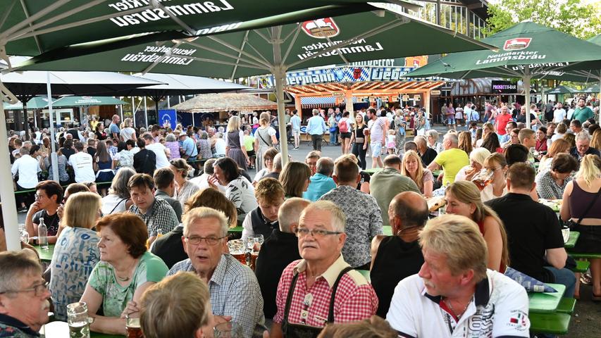 Der Dienstagabend auf dem Neumarkter Jura-Volksfest