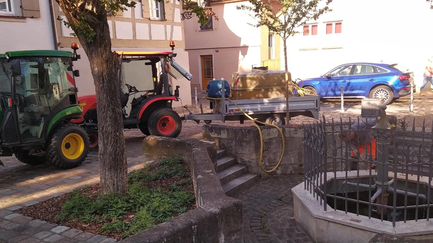 Um die Pflanzen und Bäume in der Altstadt zu gießen, entnehmen die Stadtgärtner  täglich Wasser aus dem Koppbrunnen, der aus einer Quelle gespeist wird.
