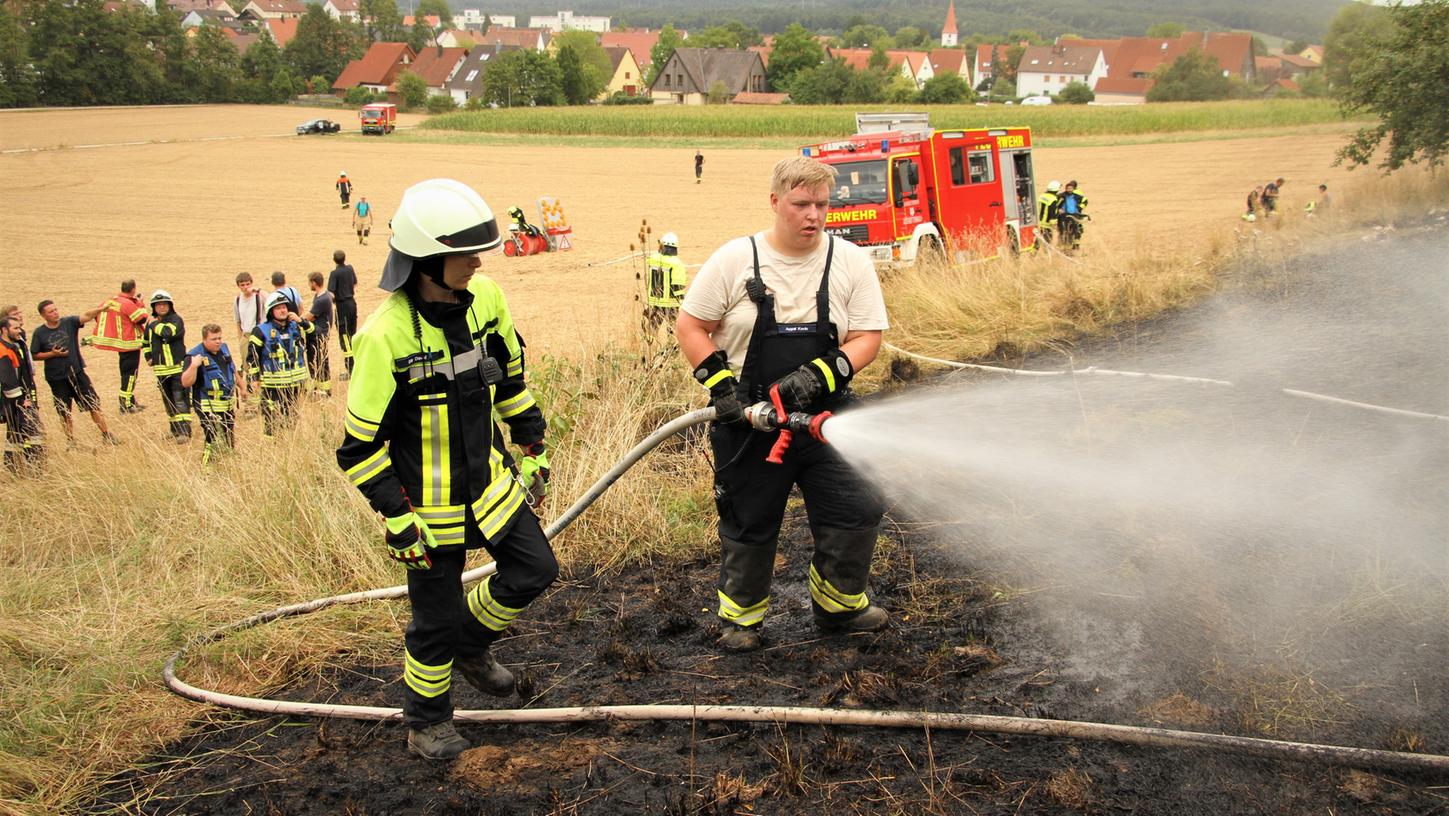 60 Löschkräfte waren beim Flächenbrand in Altensittenbach im Einsatz.