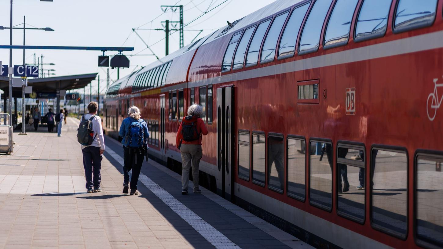 Reisende steigen in Karlsruhe in einen Regionalexpress (RE) der Deutschen Bahn. Ab September schlägt eine solche Fahrt wieder mehr zu Buche.