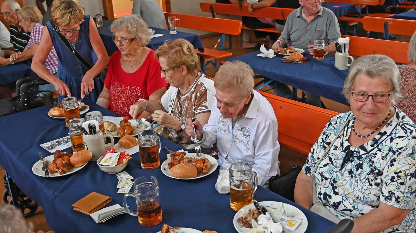 Das Hendl schmeckt, das Bier auch: Der Seniorennachmittag am Jura-Volksfest fand wieder großen Anklang.  