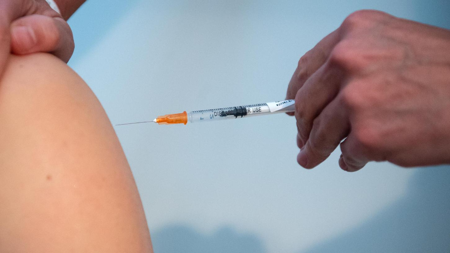 Die Grundrechtseingriffe, die mit der Masern-Impfpflicht einhergehen, seien zumutbar, meint das Bundesverfassungsgericht. (Symbolbild)
Die Grundrechtseingriffe, die mit der Masern-Impfpflicht einhergehen, seien zumutbar, meint das Bundesverfassungsgericht. (Symbolbild)