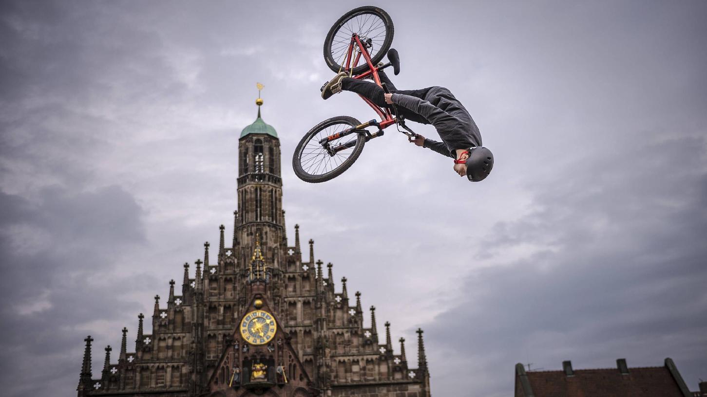 Der Deutsche Erik Fedko ist Profi-Mountainbiker in der Disziplin Slopestyle und nimmt am Red Bull District Ride 2022 zum zweiten Mal teil. Er gilt als Favorit beim diesjährigen Wettbewerb.