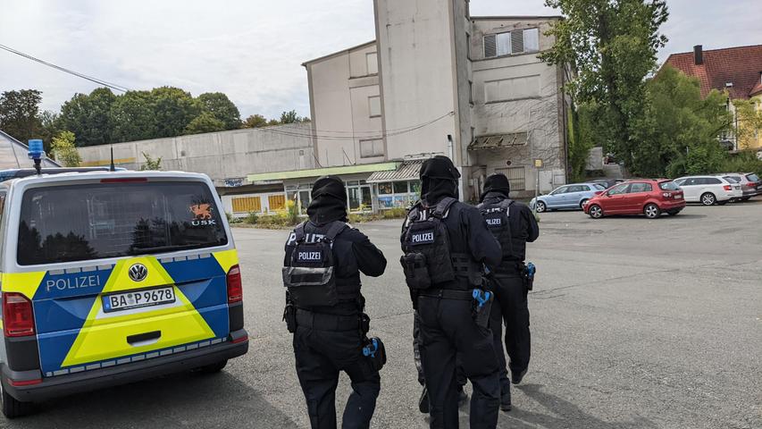 Polizeiübung auf dem K&P-Gelände in Pegnitz. Ein Einsatztrupp bewegt sich aufs leerstehende Kaufhausgebäude zu.