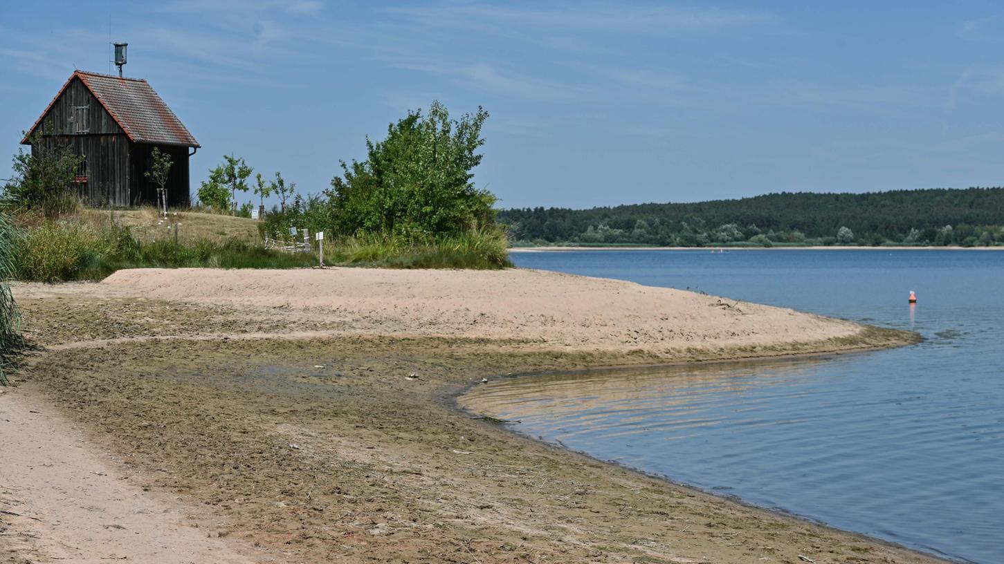 Der Strand wird immer länger, der See kleiner. Ein nicht ganz alltägliches Bild wie hier am Rothsee.