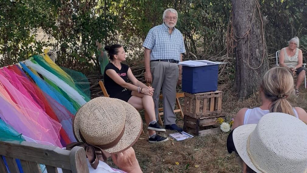 Hans Meyer erfreute mit Kostproben verschiedener fränkischer Künstler aus seiner „Buchstabnsubbn“ beim Mundart Open Air im „NeuStadtGarten“.