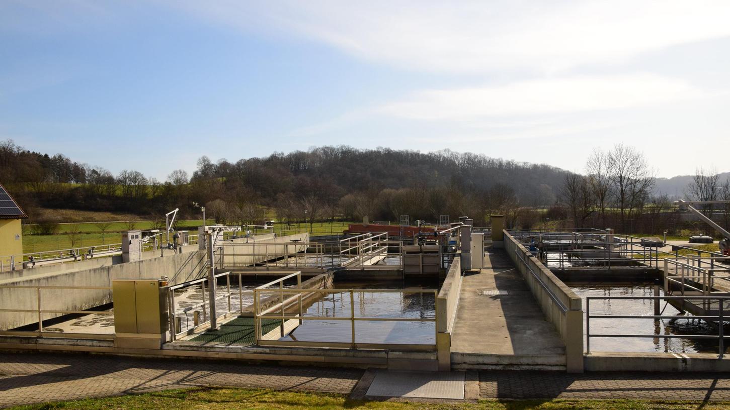 Um erneut eine gehobene wasserrechtliche Erlaubnis zu bekommen, muss an der Treuchtlinger Kläranlage wohl einiges überarbeitet werden.
Um erneut eine gehobene wasserrechtliche Erlaubnis zu bekommen, muss an der Treuchtlinger Kläranlage wohl einiges überarbeitet werden.
