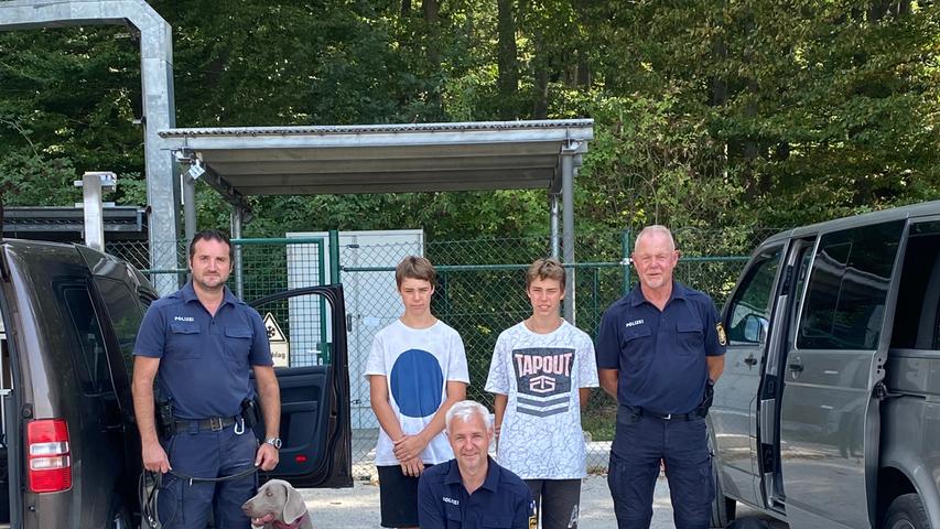 Simon und Lukas stellten sich als "Versuchskaninchen " zur Verfügung. Simon und Lukas stellten sich als "Versuchskaninchen " zur Verfügung.