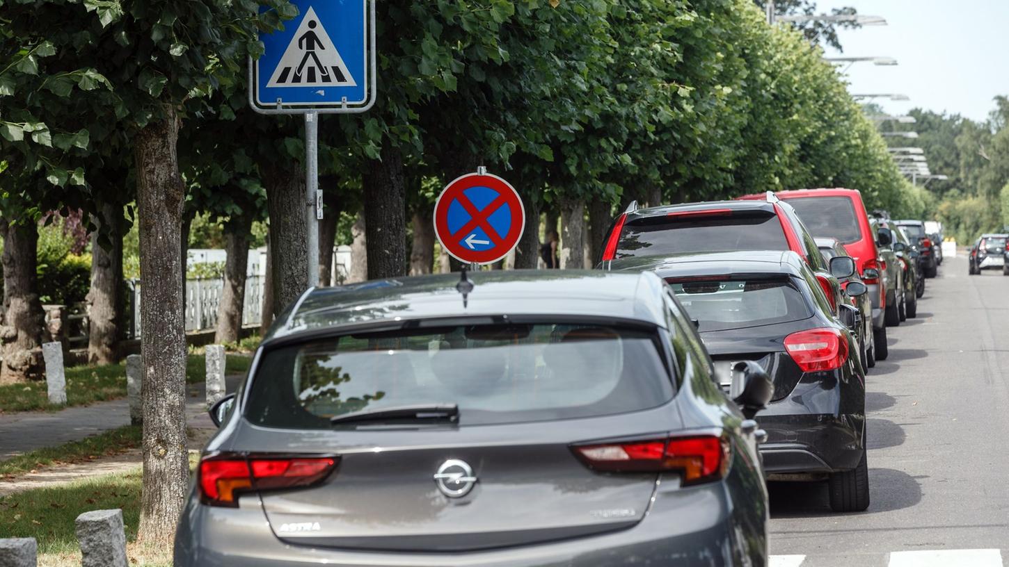 Falschparken führt nicht gleich zu Punkten in Flensburg. Wer hingegen in zweiter Reihe oder auf Gehwegen/Fahrradstreifen parkt und eine Behinderung oder gar Gefährdung des Verkehrs darstellt, muss laut ADAC mit einem Punkt im Fahreignungsregister rechnen - wenn er erwischt wird.