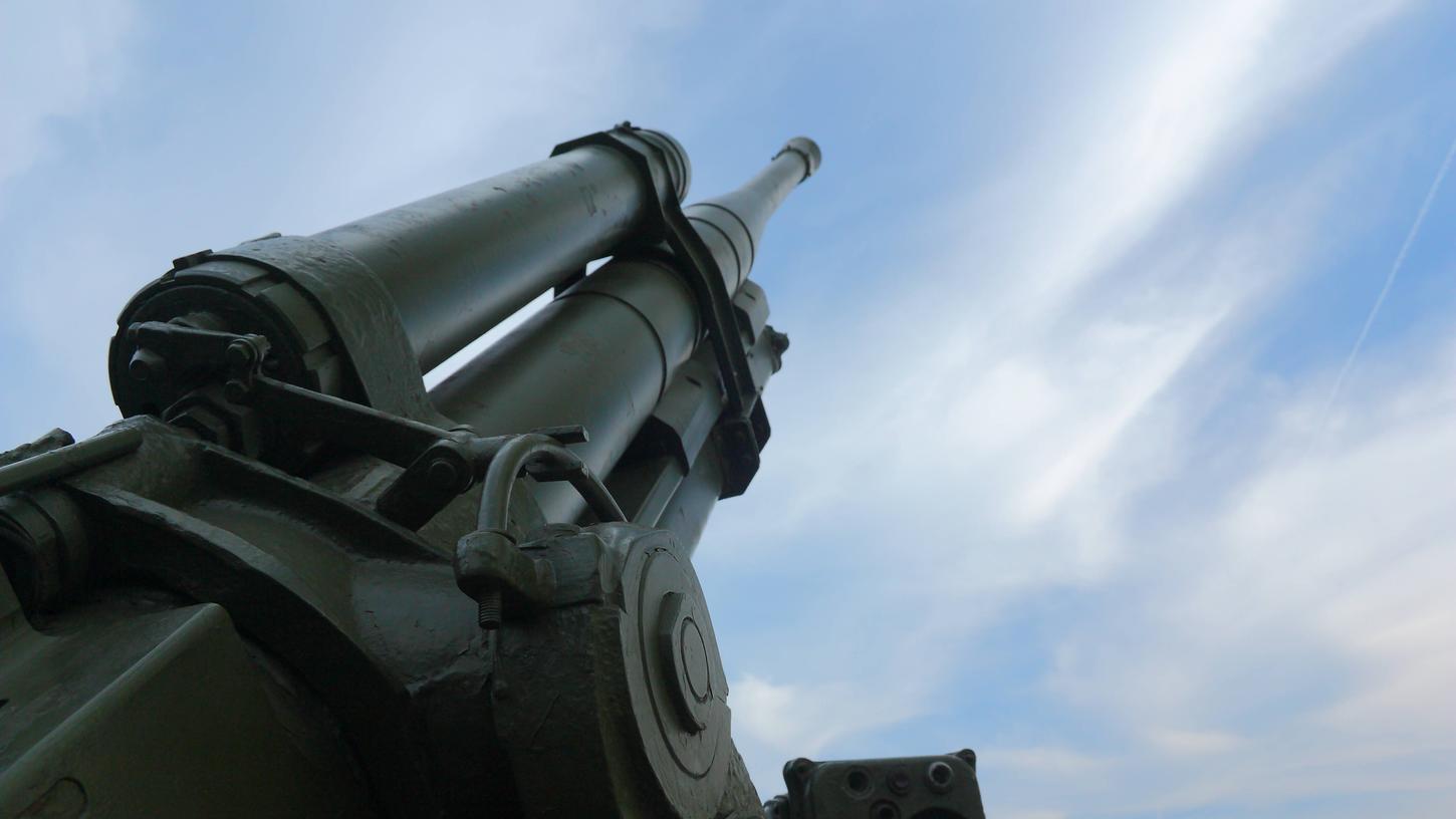 Die russische Flugabwehr hat angeblich an zwei strategisch wichtigen Orten Drohnen abgeschossen.
Die russische Flugabwehr hat angeblich an zwei strategisch wichtigen Orten Drohnen abgeschossen.