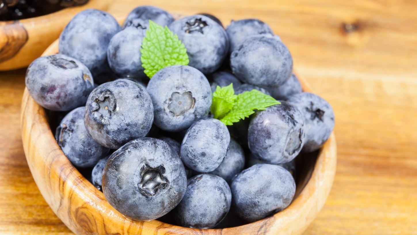 Die Heidelbeere hat viele Namen und auch ihr Einsatz in der Küche ist vielfältig. Sowohl frisch in einem Obstsalat oder in einem Smoothie als auch in einem Kuchen gebacken sorgt sie für Farbe und Geschmack. Die Heidelbeere hat viele Namen und auch ihr Einsatz in der Küche ist vielfältig. Sowohl frisch in einem Obstsalat oder in einem Smoothie als auch in einem Kuchen gebacken sorgt sie für Farbe und Geschmack.