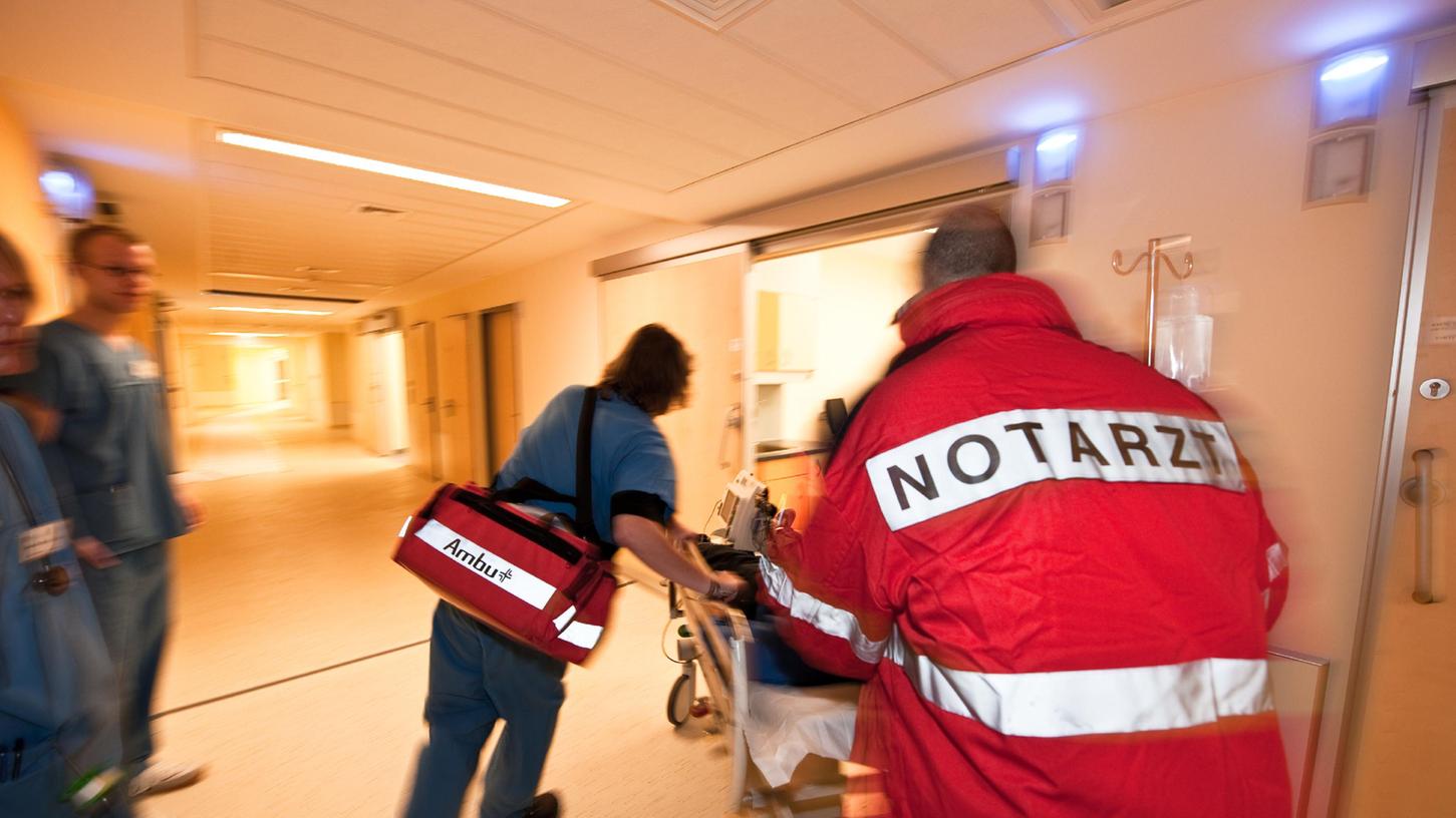 Ein Notfall kommt ins Krankenhaus - viele Kliniken in Deutschland ächzen aber selbst unter der Belastung und einem zu engen Budget.