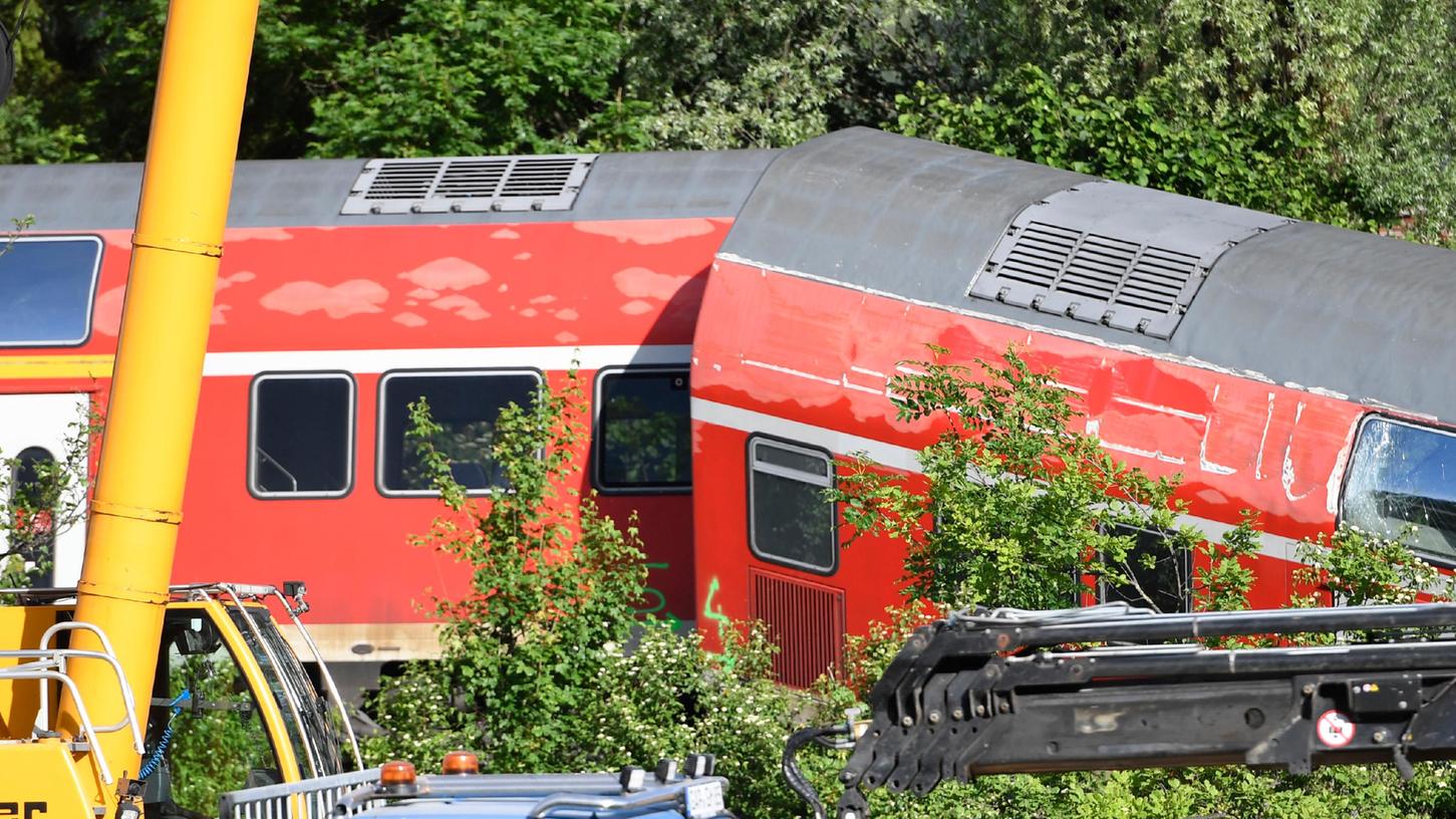 Bei dem verheerenden Zugunglück bei Garmisch-Partenkirchen starben fünf Menschen. Bei dem verheerenden Zugunglück bei Garmisch-Partenkirchen starben fünf Menschen.