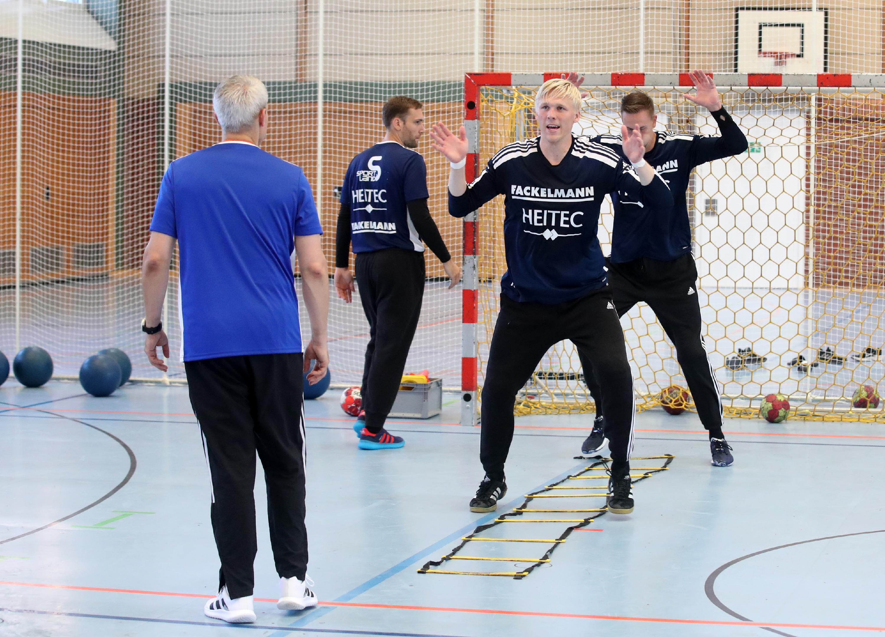 Mit Bertram Obling haben die Erlanger einen starken Torwart engagiert. Die Zusammenarbeit mit dem 26 Jahre jungen Dänen - hier genau beobachtet von Alonso-Assistent Tom Hankel - vereinbarte der HCE bereits im Februar 2022.