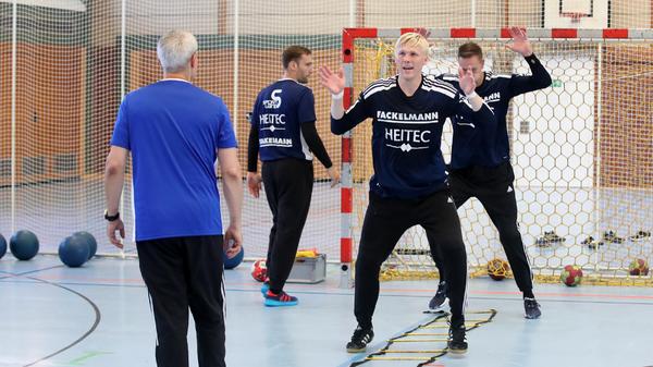 Mit Bertram Obling haben die Erlanger einen starken Torwart engagiert. Die Zusammenarbeit mit dem 26 Jahre jungen Dänen - hier genau beobachtet von Alonso-Assistent Tom Hankel - vereinbarte der HCE bereits im Februar 2022.