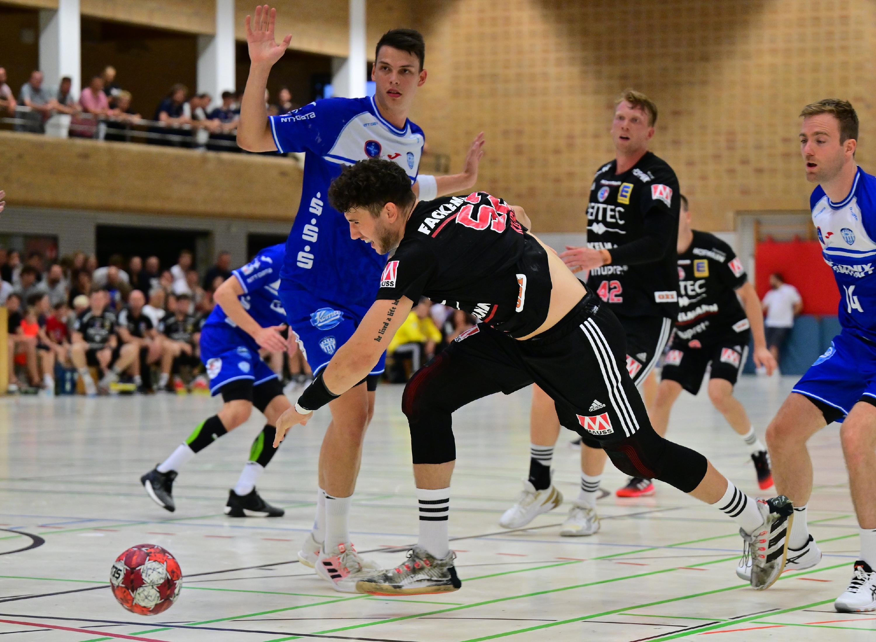 1,98 Meter groß und 110 Kilogramm schwer! Allein die körperlichen Kennzahlen von Justin Kurch lassen erahnen, dass sich der Kraftprotz am Kreis behaupten kann. Weil das in der Tat so ist und der HCE von einem Transfer des Isländers Sveinn Johannsson, der aufgrund einer Knieverletzung durch den Medizincheck rasselte, Abstand nahm, sammelt der talentierte 23-Jährige nun für Erlangens Erstliga-Vertreter die Bälle auf.