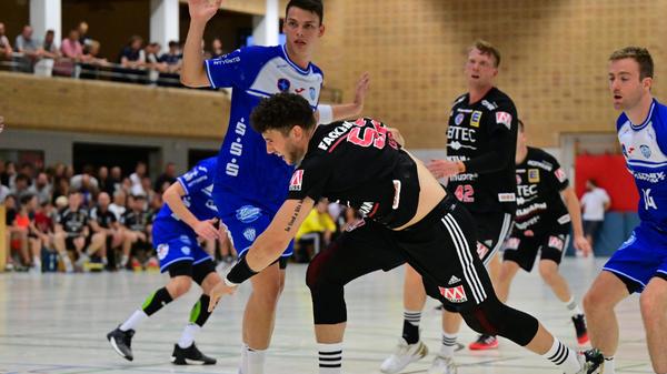 1,98 Meter groß und 110 Kilogramm schwer! Allein die körperlichen Kennzahlen von Justin Kurch lassen erahnen, dass sich der Kraftprotz am Kreis behaupten kann. Weil das in der Tat so ist und der HCE von einem Transfer des Isländers Sveinn Johannsson, der aufgrund einer Knieverletzung durch den Medizincheck rasselte, Abstand nahm, sammelt der talentierte 23-Jährige nun für Erlangens Erstliga-Vertreter die Bälle auf.