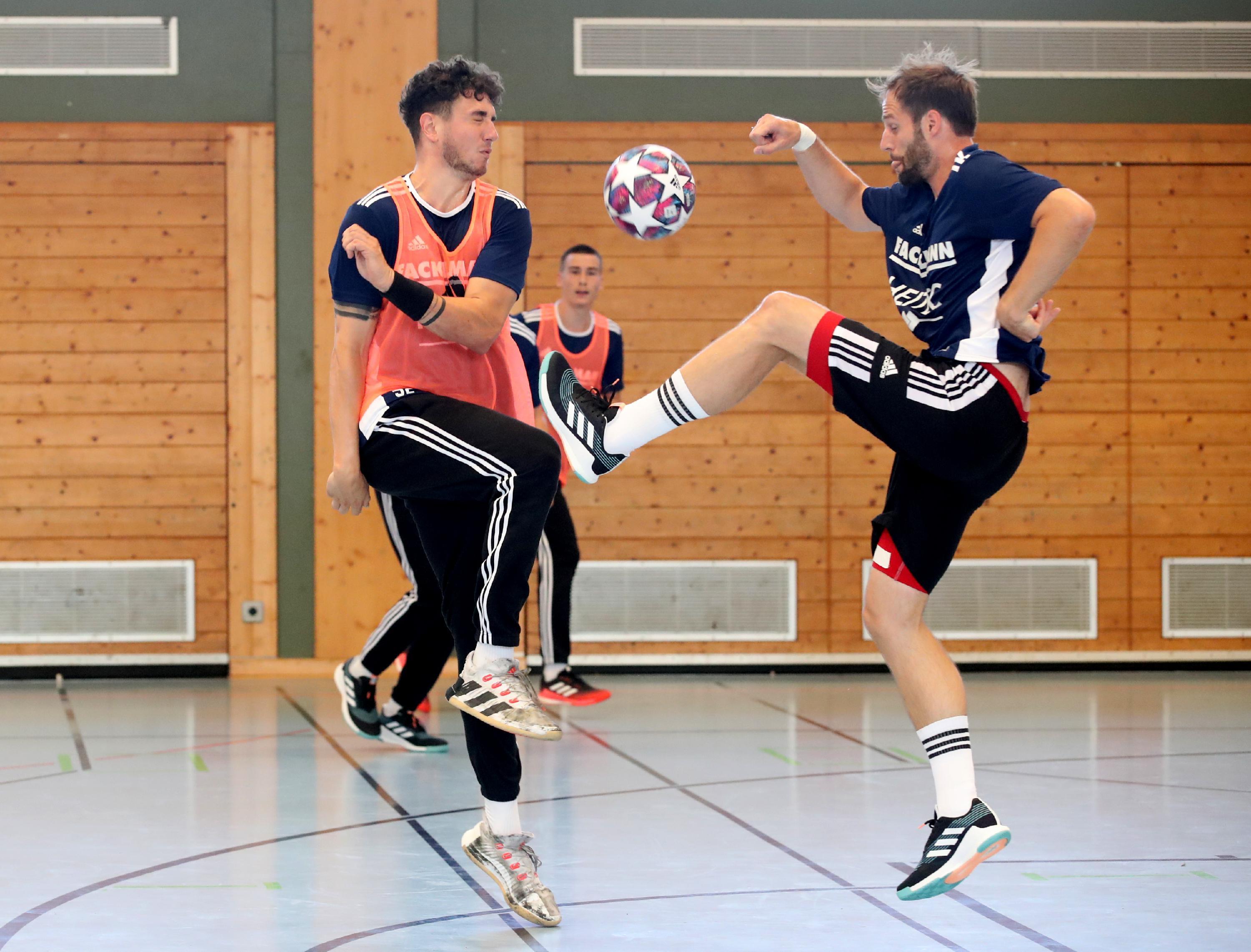 "Wir sind uns sicher, dass Justin Kurch beim HC Erlangen den nächsten Schritt gehen wird" ließ Geschäftsführer René Selke ausrichten, als man dessen Verpflichtung im Juni finalisierte. Und dabei nicht an Kurchs Fußball-Qualitäten dachte. Empfohlen für das Bundesliga-Engagement hat sich Erlangens neuer Kreisläufer beim klassentieferen Lokalrivalen aus Coburg, bei dem Kurch in den vergangenen zwei Jahren als eisenharter Abwehrchef und Abschlussexperte auffällig wurde.   