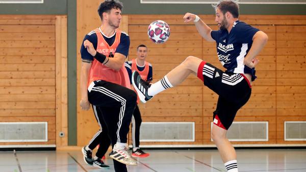 "Wir sind uns sicher, dass Justin Kurch beim HC Erlangen den nächsten Schritt gehen wird" ließ Geschäftsführer René Selke ausrichten, als man dessen Verpflichtung im Juni finalisierte. Und dabei nicht an Kurchs Fußball-Qualitäten dachte. Empfohlen für das Bundesliga-Engagement hat sich Erlangens neuer Kreisläufer beim klassentieferen Lokalrivalen aus Coburg, bei dem Kurch in den vergangenen zwei Jahren als eisenharter Abwehrchef und Abschlussexperte auffällig wurde.