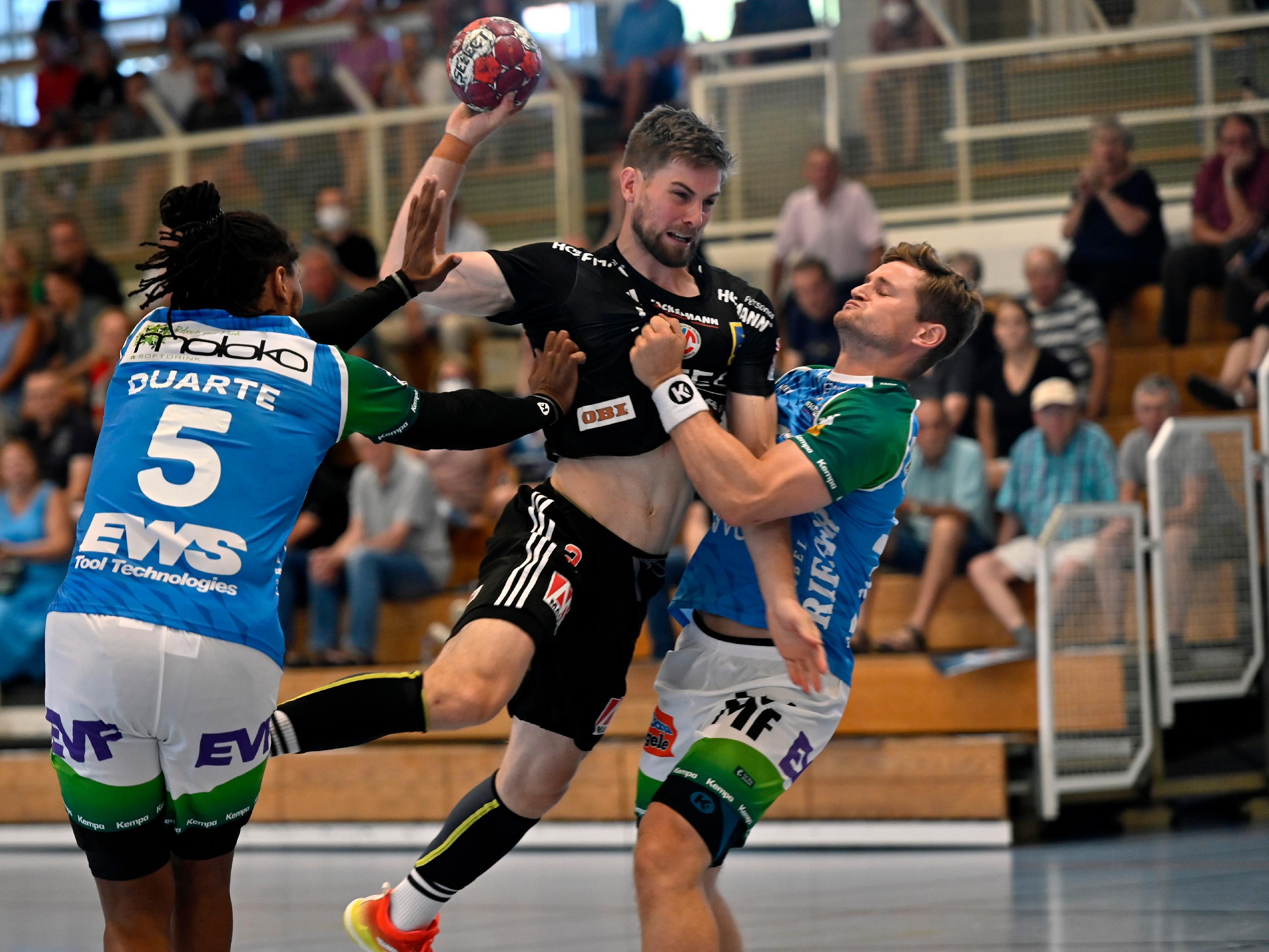 In der zurückliegenden Saison glänzte Heiny, der in seiner Karriere zweimal in die Bundesliga aufgestiegen ist und bei Lübbecke, seinem letzten Arbeitgeber, zum absoluten Leistungsträger avancierte, etwa beim historischen Heimsieg gegen Kiel, als er sieben Treffer selbst markierte. Und auch im Deckungsverbund mit enormer Widerstandsfähigkeit überzeugte. 