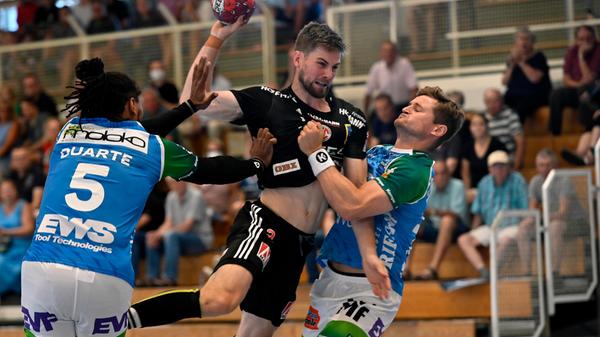 In der zurückliegenden Saison glänzte Heiny, der in seiner Karriere zweimal in die Bundesliga aufgestiegen ist und bei Lübbecke, seinem letzten Arbeitgeber, zum absoluten Leistungsträger avancierte, etwa beim historischen Heimsieg gegen Kiel, als er sieben Treffer selbst markierte. Und auch im Deckungsverbund mit enormer Widerstandsfähigkeit überzeugte.