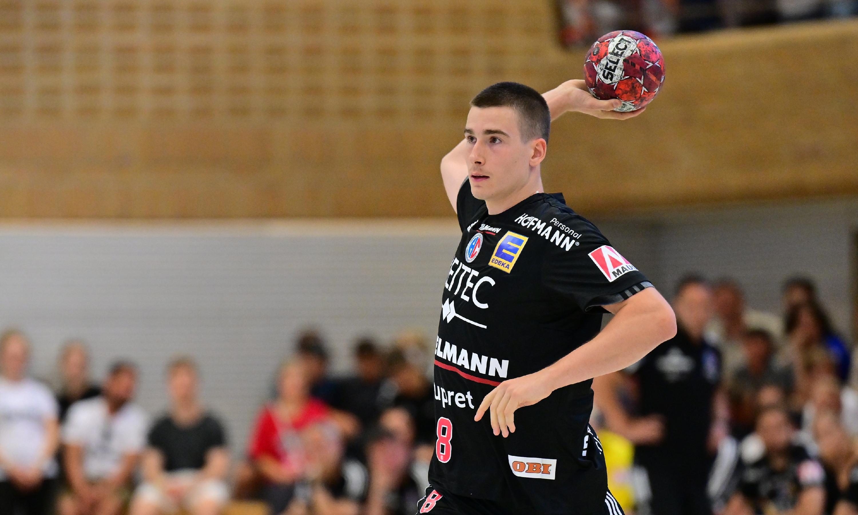 Als wurfgewaltiger Spielmacher oder Halblinker wird in der Bundesliga-Saison 2022/23 Manuel Zehnder beim HCE aktiv werden. Den Transfer des hochveranlagten Schweizers tütete Erlangens Vorzeigeverein ebenfalls bereits früh im Jahr 2022 ein.