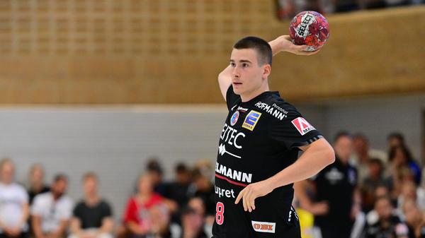 Als wurfgewaltiger Spielmacher oder Halblinker wird in der Bundesliga-Saison 2022/23 Manuel Zehnder beim HCE aktiv werden. Den Transfer des hochveranlagten Schweizers tütete Erlangens Vorzeigeverein ebenfalls bereits früh im Jahr 2022 ein.