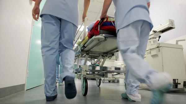 In Krankenhäusern und Pflegeeinrichtungen gilt eine bundesweite Maskenpflicht (FFP2) und zusätzlich der Nachweis eines negativen Corona-Tests.