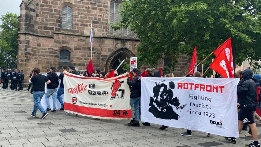 Um 11 Uhr trafen sich rund 150 Teilnehmer der Antifa-Demo am Plärrer in Nürnberg.