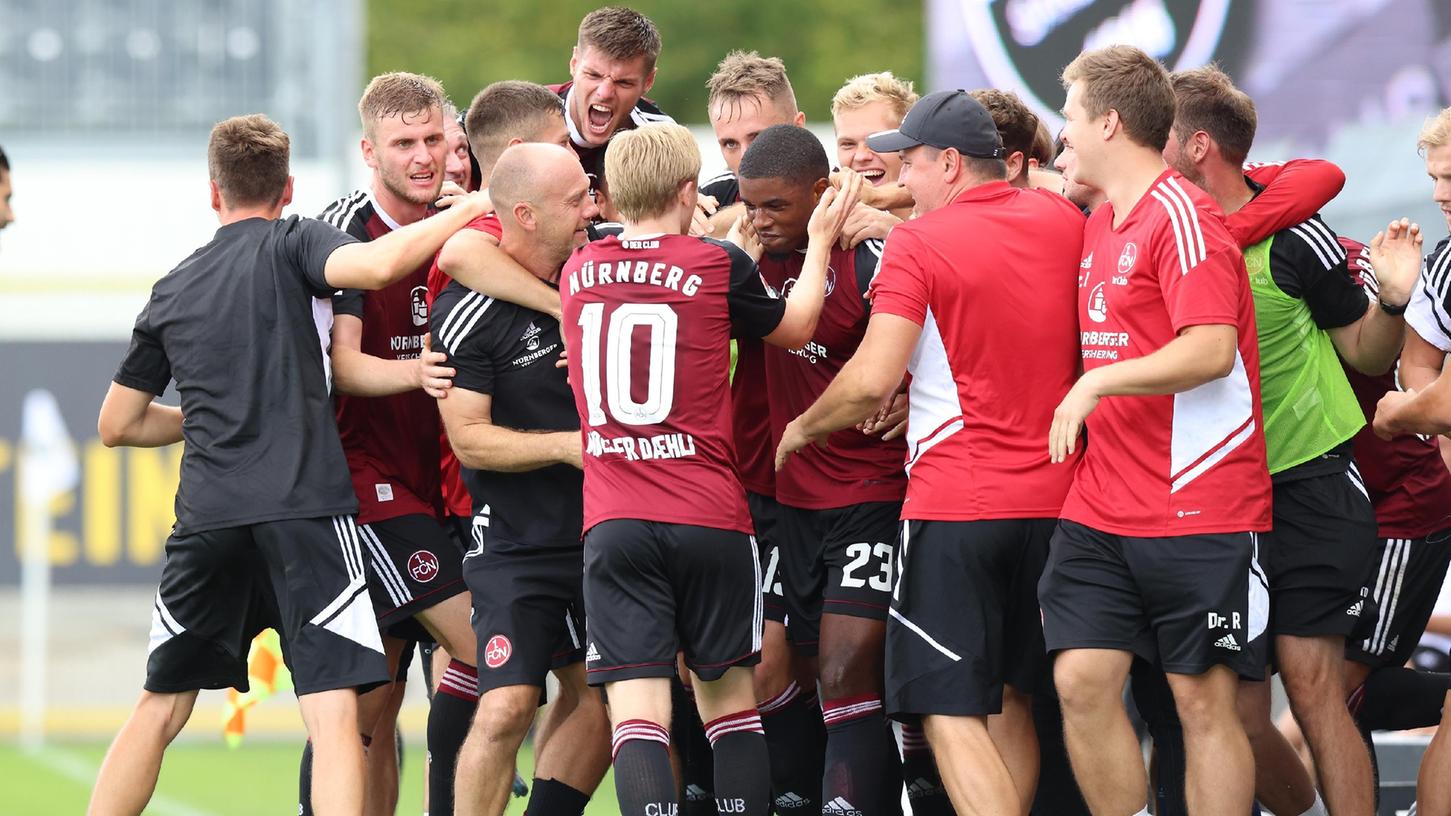 Glückliche Traube: Der Club nach dem Tor von Kwadwo Duah. Glückliche Traube: Der Club nach dem Tor von Kwadwo Duah.