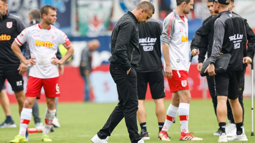Hängender Kopf nach dem 0:6: Der Regensburger Trainer Mersad Selimbegovic.