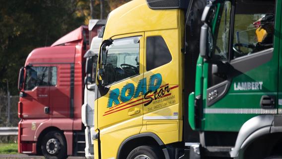 Unfallflucht in Pommersfelden: LKW-Fahrer touchiert Zaun und fährt einfach weiter