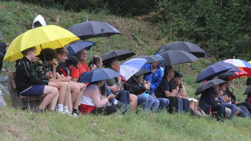 Nach wochenlanger Trockenheit gehörten Regenschirme diesmal für die Zuschauer zur Grundausrüstung.