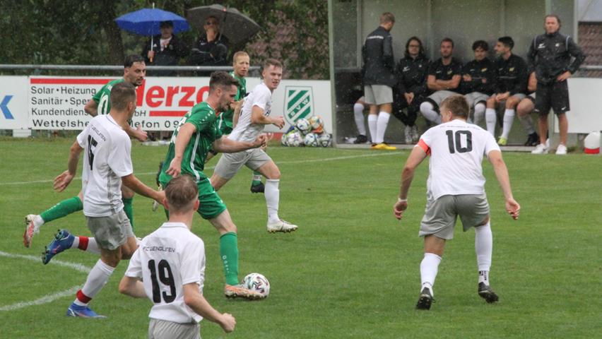 Der Aufsteiger SV Wettelsheim (in Grün) trotzte dem bisherigen Tabellenführer und Titelkandidaten ein 1:1-Unentschieden ab.