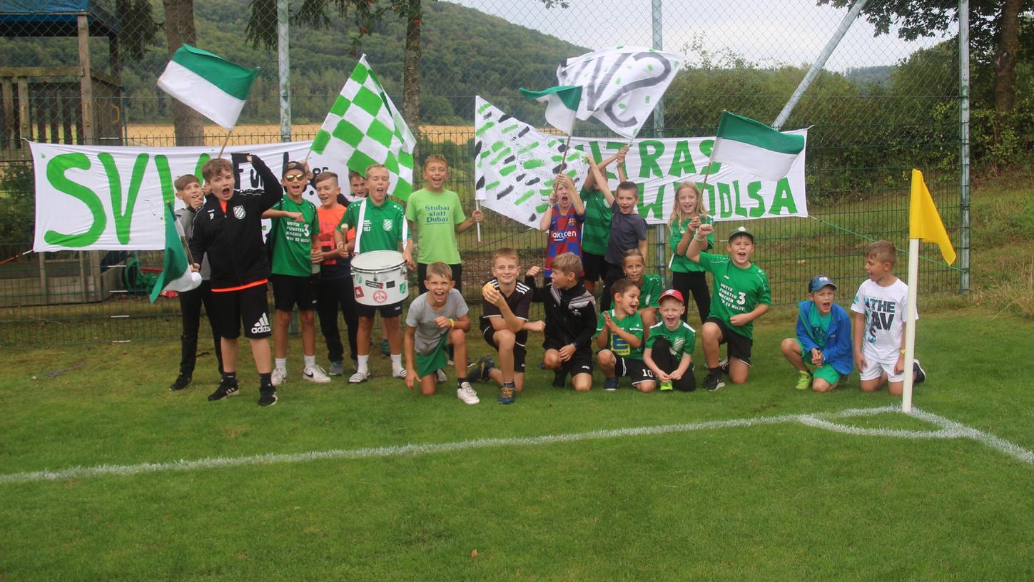 Mit viel Enthusiasmus unterstützten die Wettelsheimer „Mini-Ultras“ ihre Mannschaft gegen Wendelstein.
 
