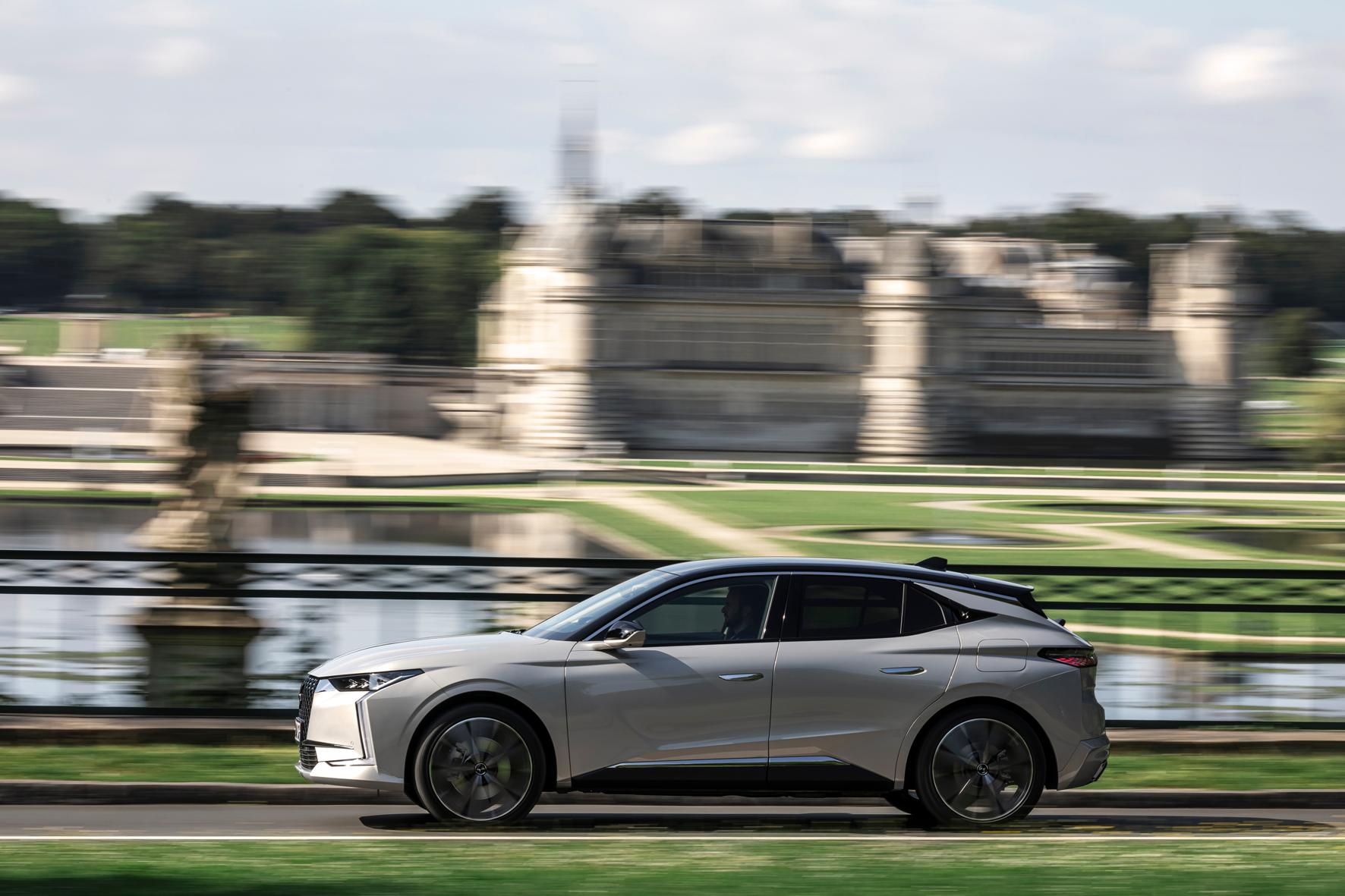 Nach Norm sind mit einer Akkuladung 55 Kilometer möglich. Bei maßvollem Umgang mit dem Fahrpedal ist das auch in der Praxis zu erreichen.