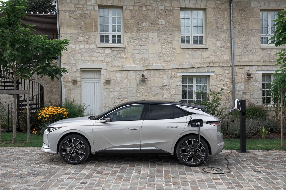 Wechselstrom genehmigt sich der DS4 E-Tense nur einphasig, allerdings mit einem 7,4-kW-Onboardlader. Eine Gleichstrom-Schnellladefunktion gibt es - wie bei den meisten PHEVs - nicht.