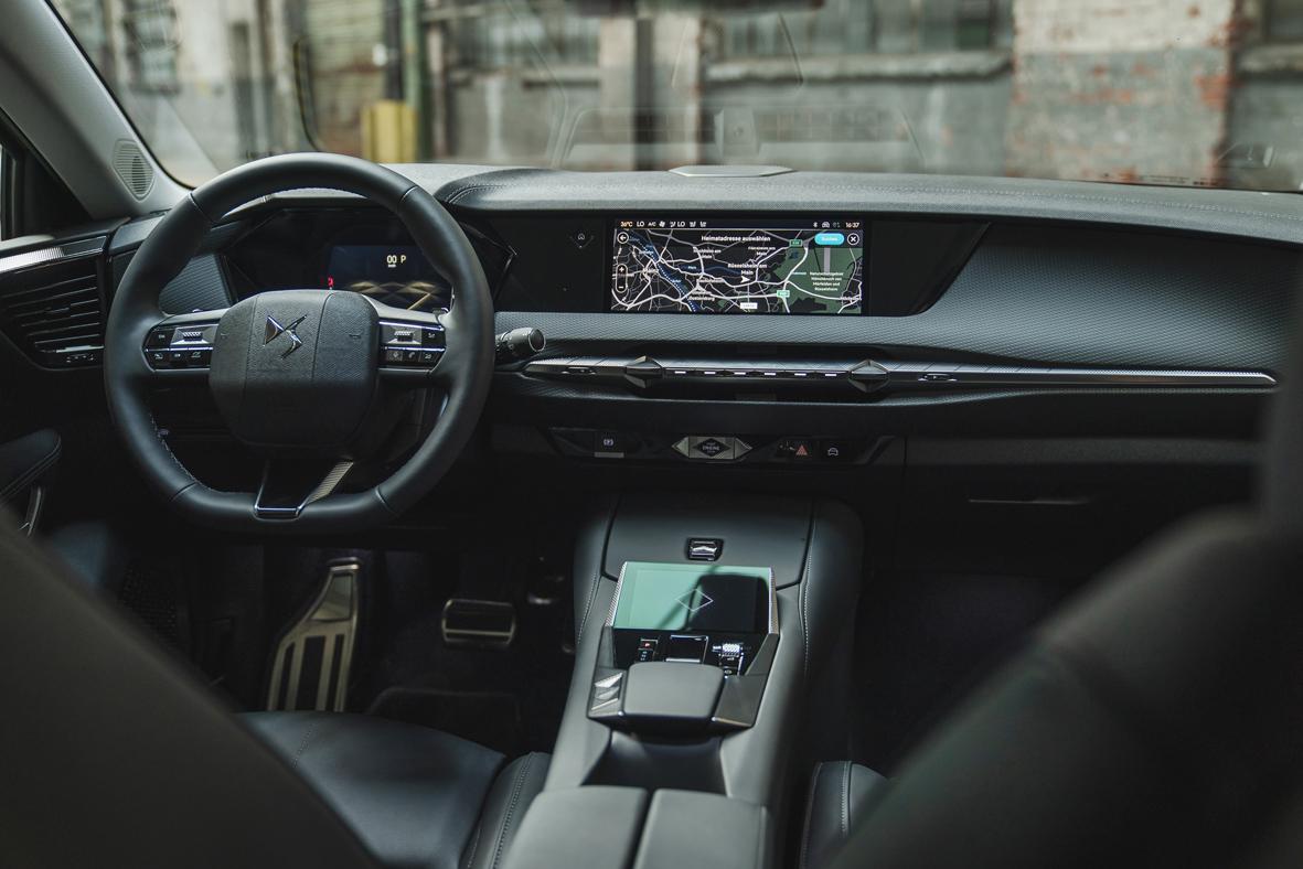 Ergänzend zum Fahrerdisplay und zum Touchscreen gibt es ein kleines Schreibpad auf der Mittelkonsole.