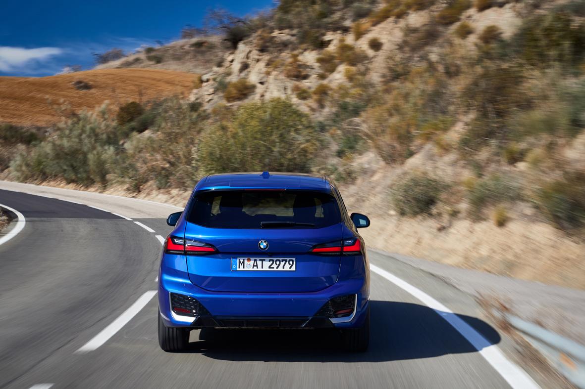 Die Auspuff-Endrohre verbergen sich unauffällig in der Heckschürze.