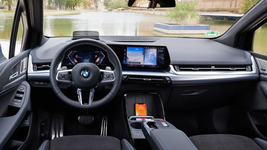 Das leicht gebogene "Curved Display" gehört zur Serienausstattung. Beim Head-up-Display hat BMW die einfache Lösung mit Plexiglasscheibe gewählt.