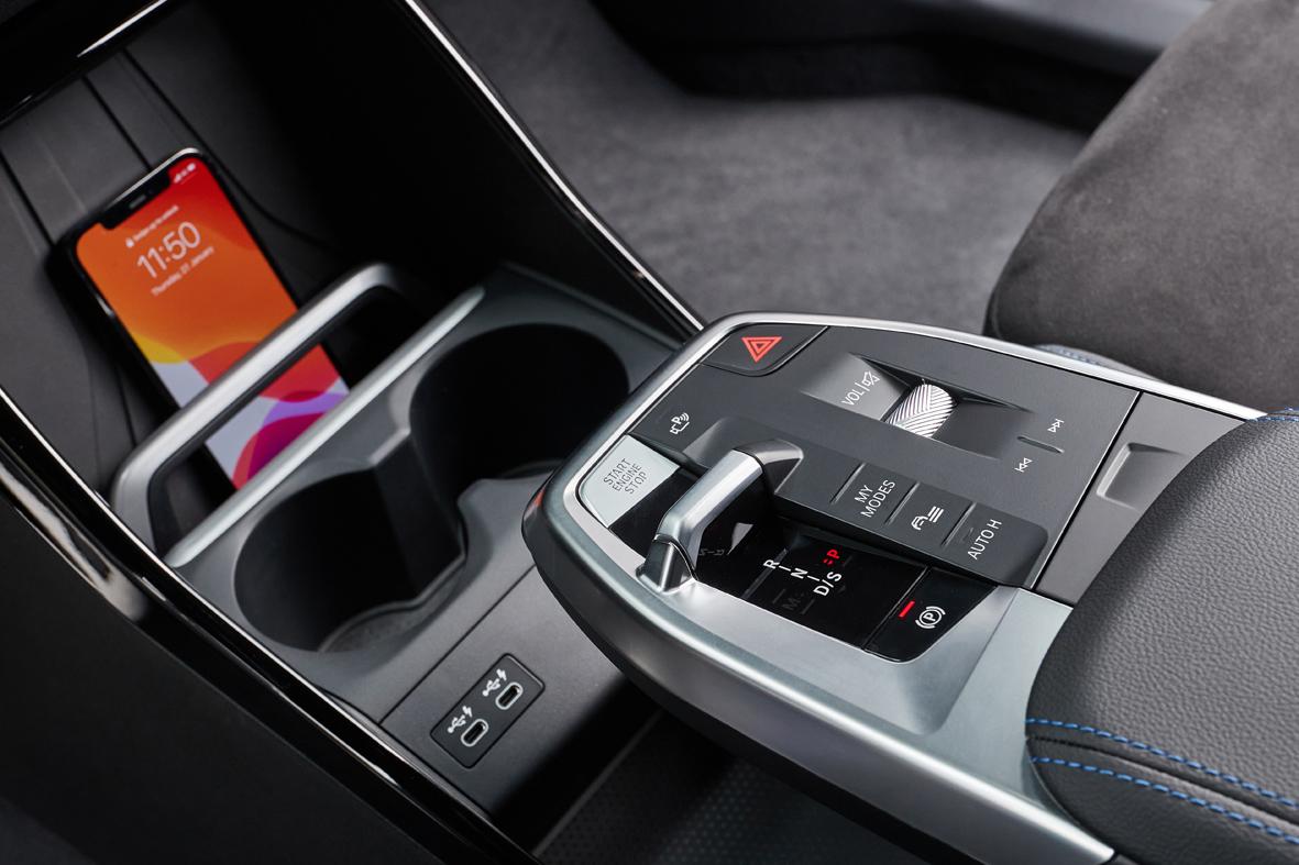 Das ist clever: Das Handy nimmt zum induktiven Laden aufrecht Platz und wird im Sichtfeld des Fahrers von einer Spange fixiert.