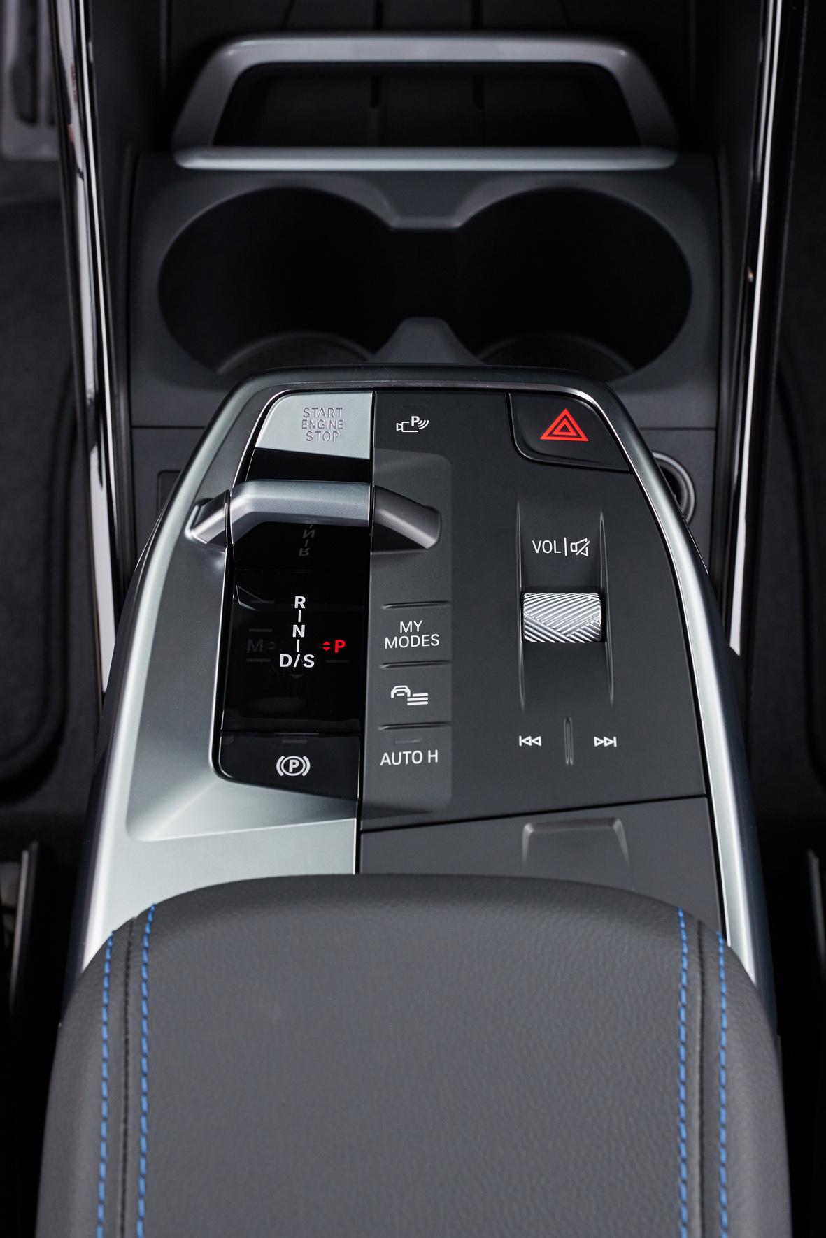 Ästhetisch sehr befriedigend zudem die gleichsam freischwebende Mittelkonsole mit Startknopf, Automatik-Shifter, Lautstärkeregler und Direkttastern für die Fahrmodi.