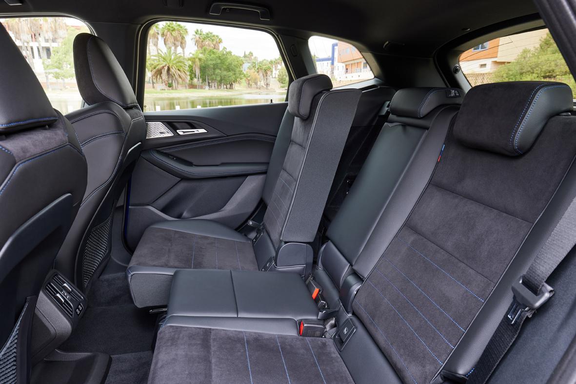 Die Rückbank lässt sich um 13 Zentimeter längs verschieben, die Rücksitzlehnen können in einer Cargo-Position eingerastet werden.