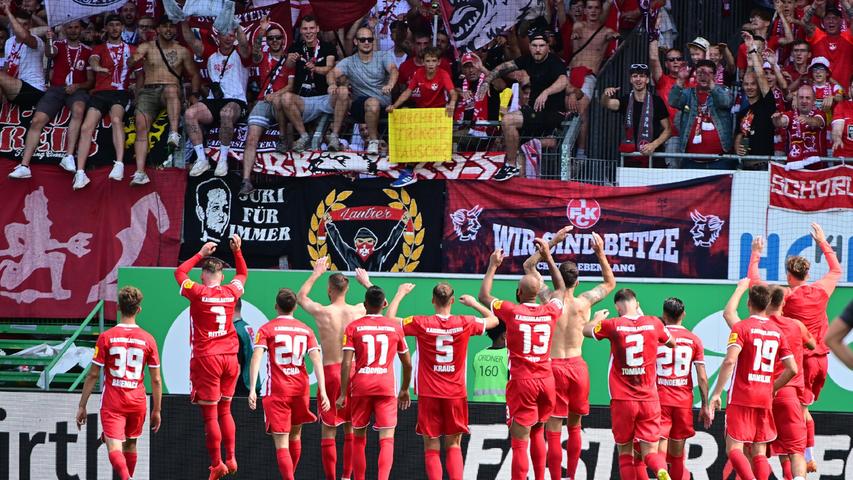 Ihren Auswärtssieg bei der SpVgg Greuther Fürth haben Fans des 1. FC Kaiserslautern im Regionalexpress Richtung Würzburg so lautstark gefeiert, dass der Lokführer die Polizei rief und am Emskirchener Bahnhof stoppte - auch das USK rückte an.
