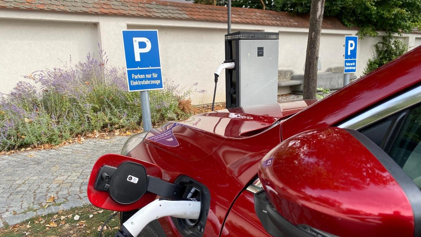 Mitte Oktober wird die Stromtankstelle verlegt und steht dann nur noch den Elektrofahrzeugen der Behörde zur Verfügung. Mitte Oktober wird die Stromtankstelle verlegt und steht dann nur noch den Elektrofahrzeugen der Behörde zur Verfügung.