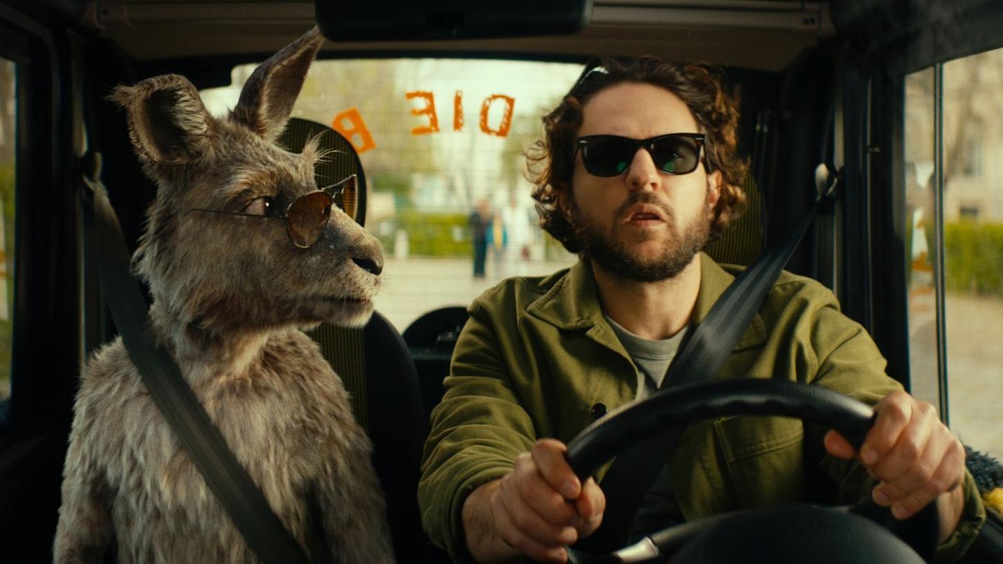 Auch diesmal ein Traumduo: Dimitrij Schaad als Marc-Uwe und das kommunistische Känguru auf ihrem Roadtrip in die Provinz.
Auch diesmal ein Traumduo: Dimitrij Schaad als Marc-Uwe und das kommunistische Känguru auf ihrem Roadtrip in die Provinz.