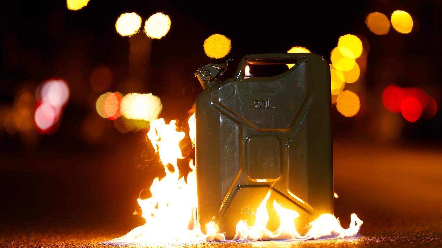 Zwei Jugendliche haben einen Benzinkanister erst entwendet, dann ausgeleert und in Brand gesetzt. (Symbolfoto)